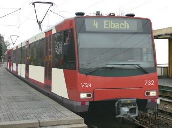 Fotomontage: Zug der Linie 4 nach Eibach